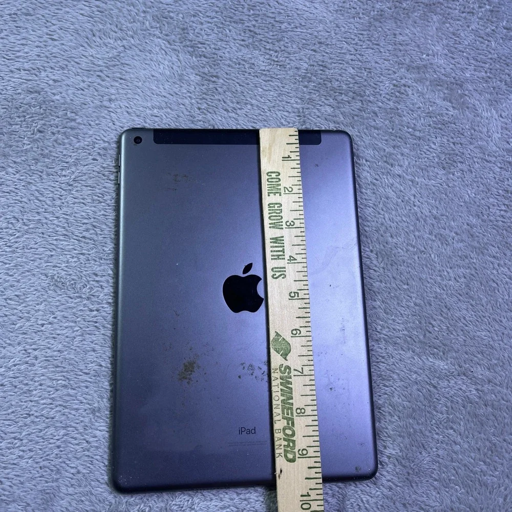 Apple iPad 7th Gen Black WiFi Cracked Screen For Parts Repair Only Not Working‎
